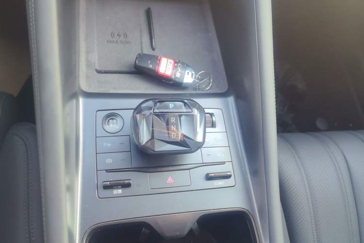 Used BYD Song L EV 2025 Intelligent Driving Version 662 km LiDAR Excellence Edition Gear Lever