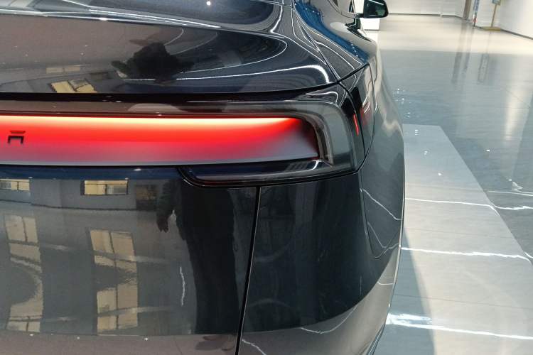 Used Tesla Model Y 2025 Long-Range All-Wheel-Drive Version