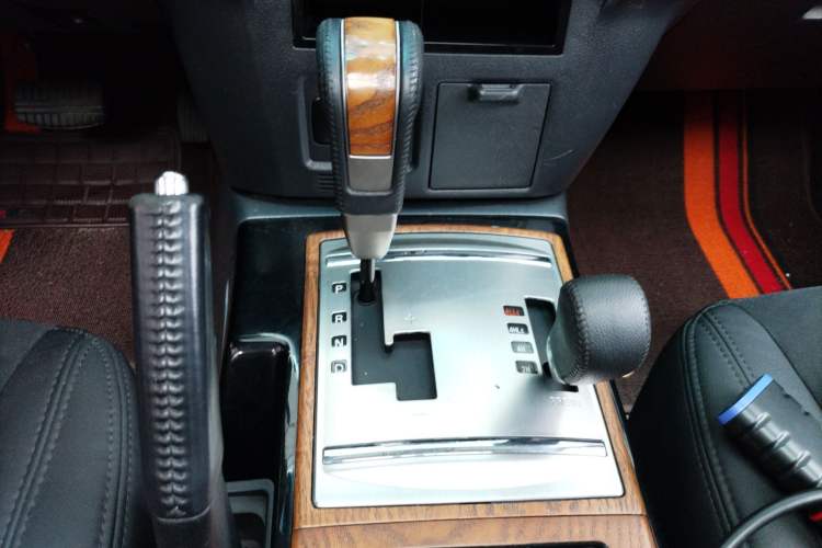 Used Mitsubishi Pajero 2018 3.0L Automatic Standard Edition Gear Lever