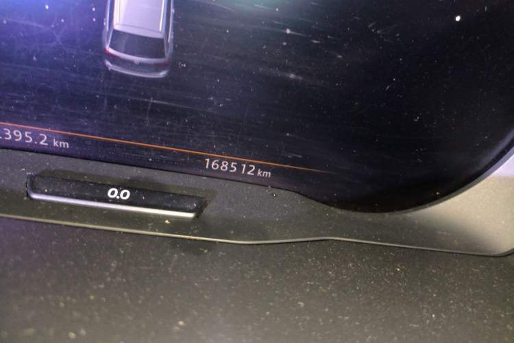 Used Volkswagen Tiguan 2017 330TSI Four-Wheel Drive High-End Model Odometer Close Up