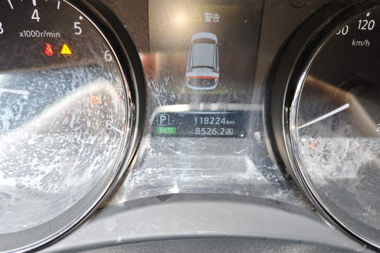 Used Nissan Qashqai 2016 2.0L CVT Elite Edition Odometer Close Up