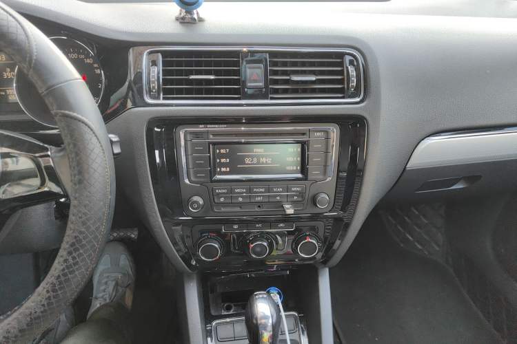 Used Volkswagen Sagitar 2015 230TSI Automatic Comfort Version Audio And AC Panel