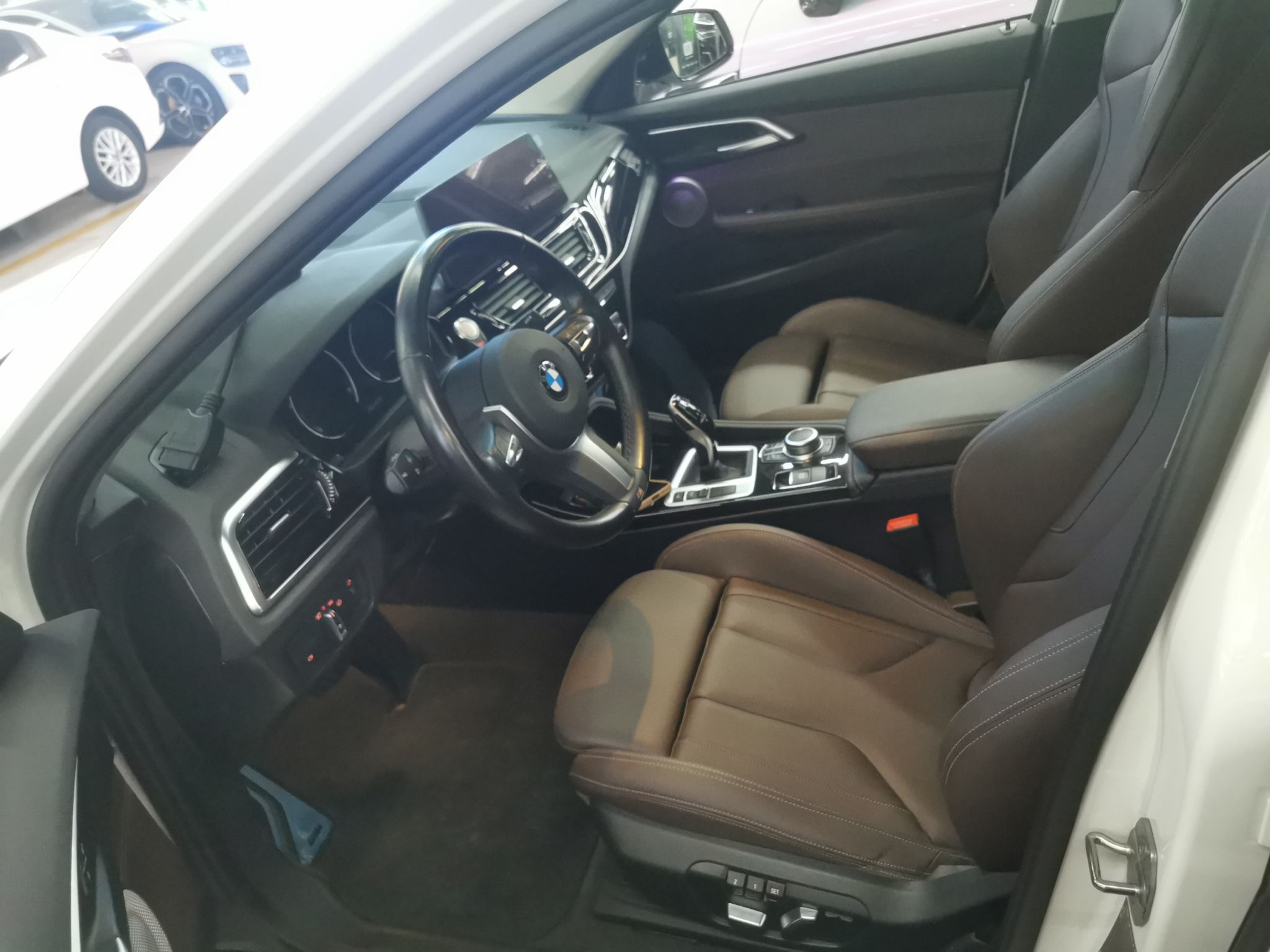 Переднее сиденье в автомобиле