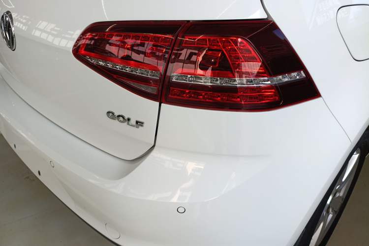 Used Volkswagen Golf 2017 1.6L Automatic Comfort Million-Vehicle Anniversary Edition Exterior 3