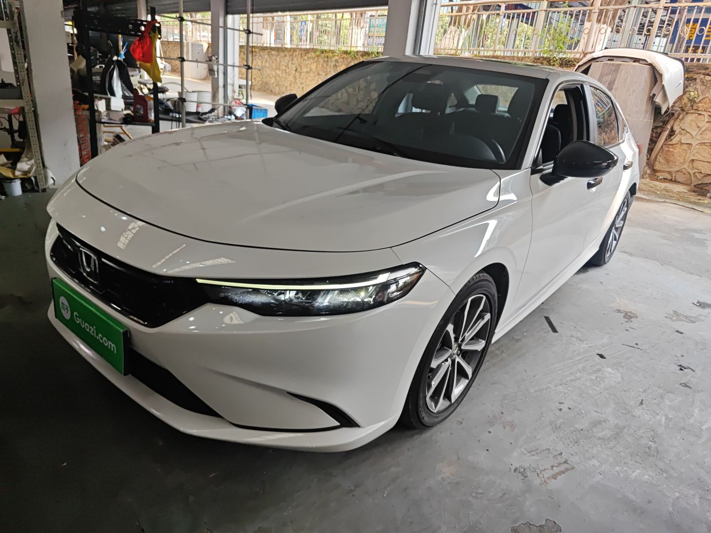 Под передней частью автомобиля