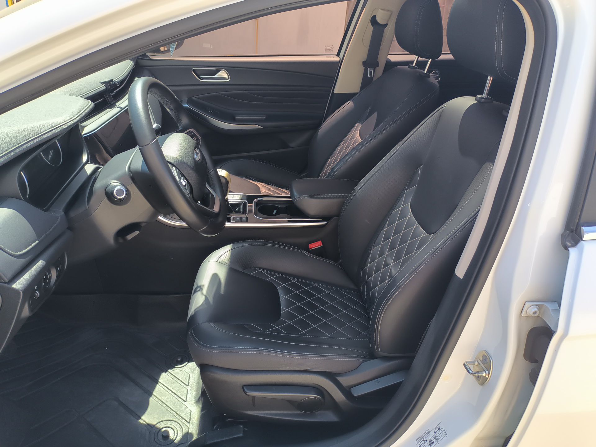 Переднее сиденье в автомобиле