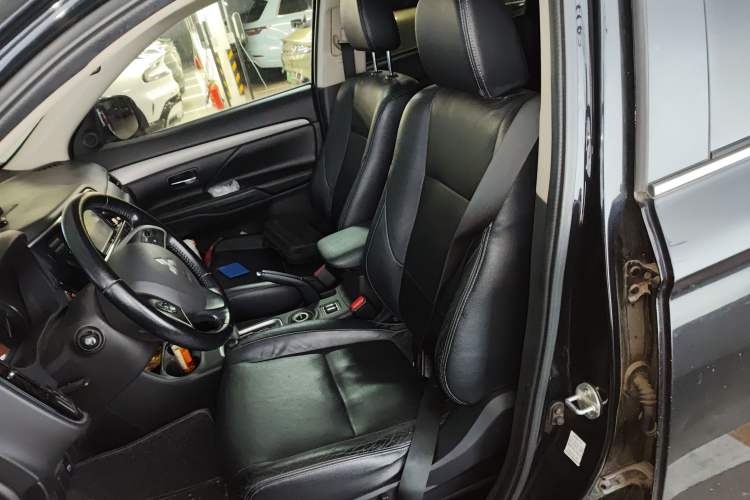 Used Mitsubishi Outlander 2013 2.4L 4x4 Luxury Navigation Edition 5 Seats