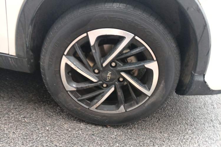 Used NETA V 2021 Long-Range Entertainment Edition Upgrade Model Right Front Wheel Hub