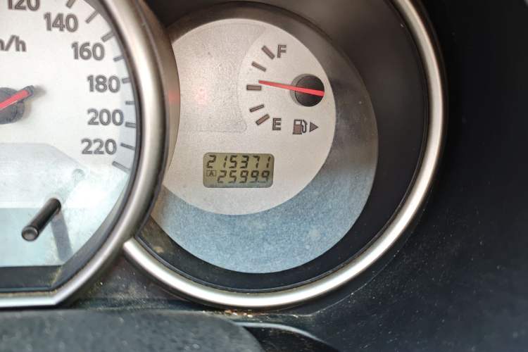 Used Nissan Livina 2010 Jingyue Edition 1.6L Manual All-Around Model Odometer Close Up