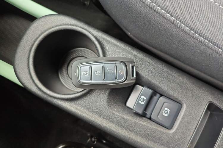 Used ORA White Cat 2022 Upgraded Model 305km Range Luxury Version Lithium-Ion Battery
