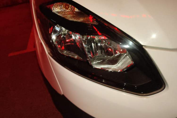 Used Ford Transit 2020 2.0T Diesel Multi-Function Commercial Vehicle Mid-Chassis Low-Roof Design with Dual Rear Doors Emission Standard China V
