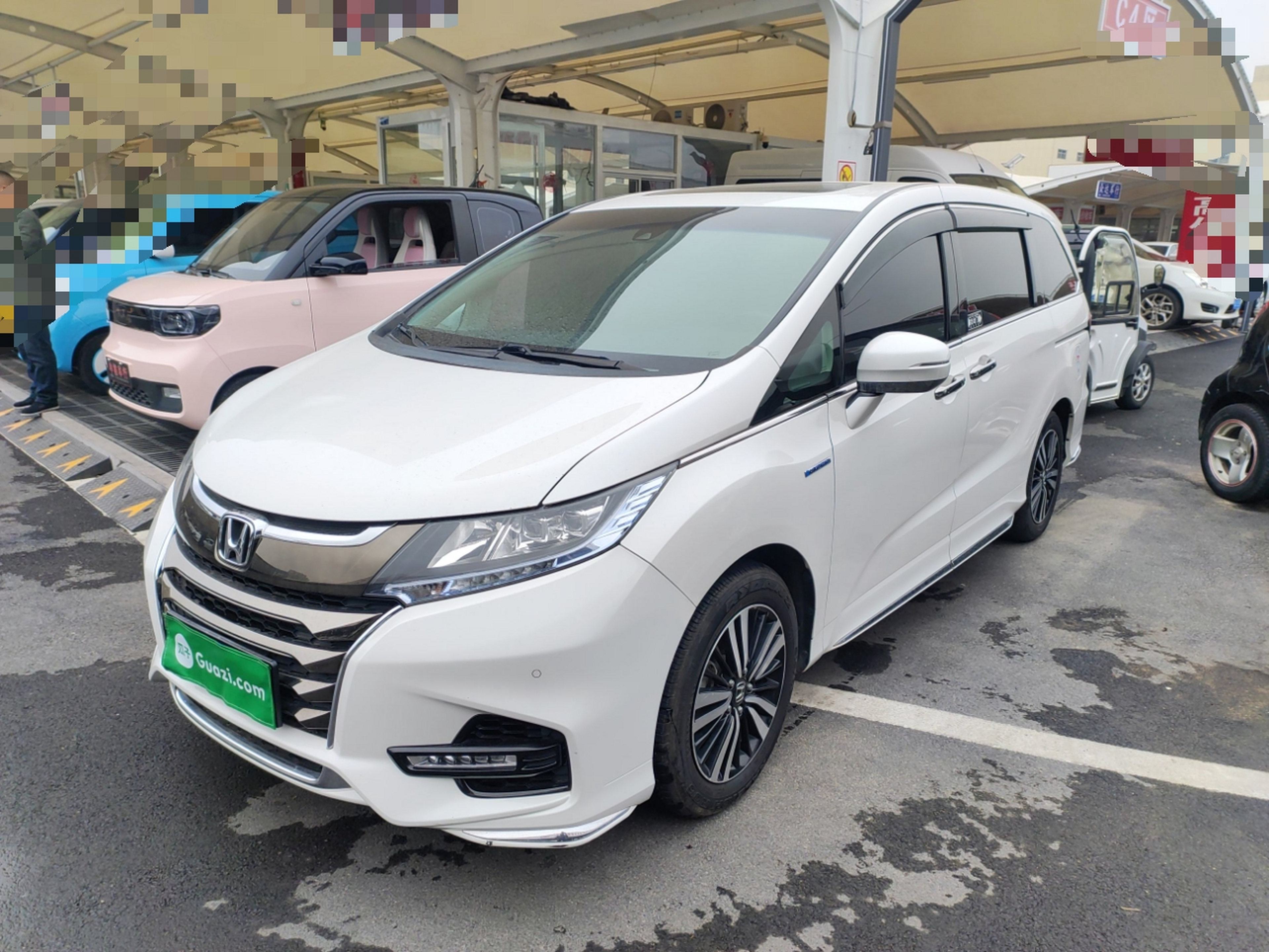 تحت مقدمة السيارة