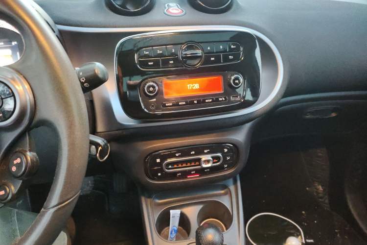 Used smart forfour 2016 1.0L 52 kW Passion Edition Audio And AC Panel