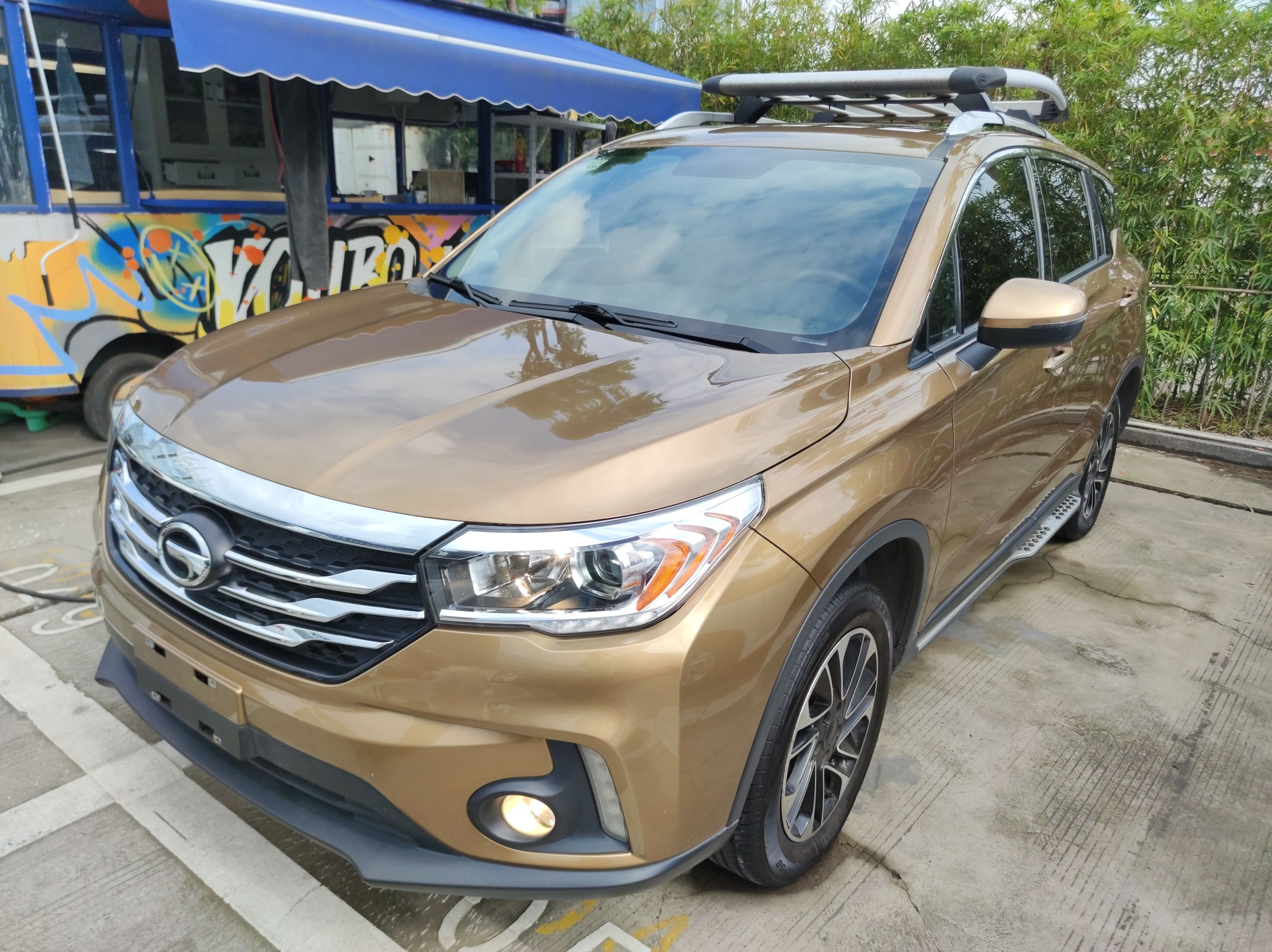 Под передней частью автомобиля