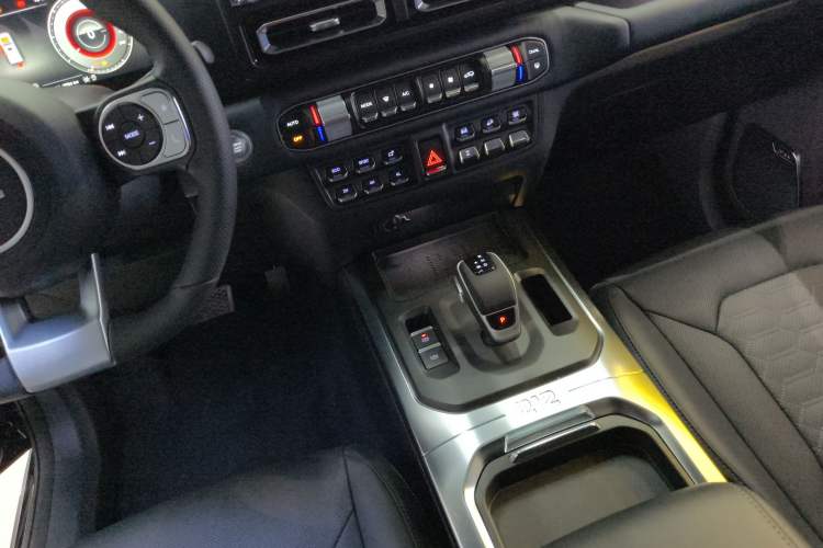 Used 212 T01 2024 2.0T Explorer
