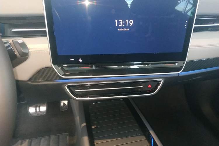 Used Volkswagen ID.7 VIZZION 2024 AIR model Audio And AC Panel