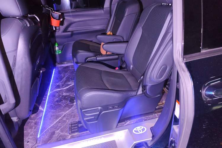 Used Toyota Granvia 2022 2.5L Hybrid Flagship Edition Left Rear Seat