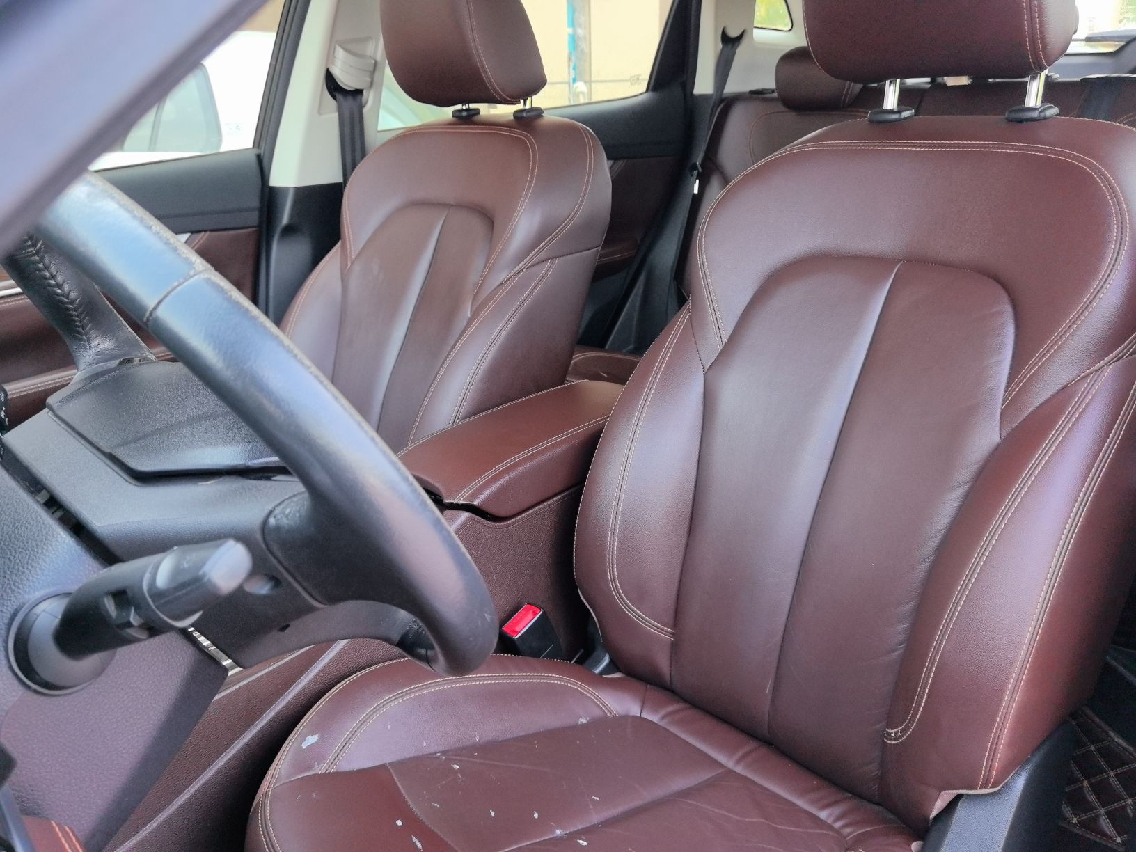 المقاعد الأمامية داخل السيارة