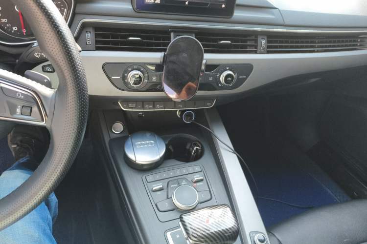 Used Audi A4L 2019 40 TFSI Fashion Edition China VI Emission Standard Audio And AC Panel