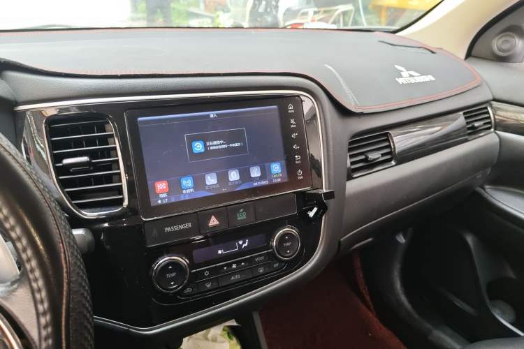 Used Mitsubishi Outlander 2016 2.4L 4x4 Luxury Edition 7-Seater Audio And AC Panel