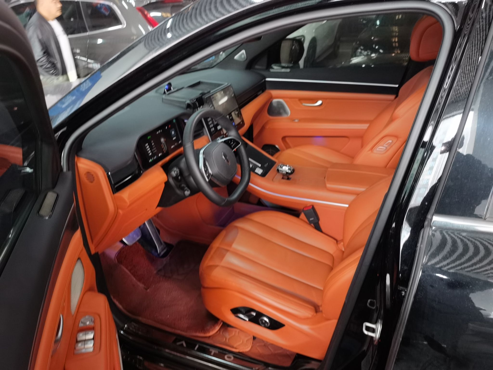 المقاعد الأمامية داخل السيارة