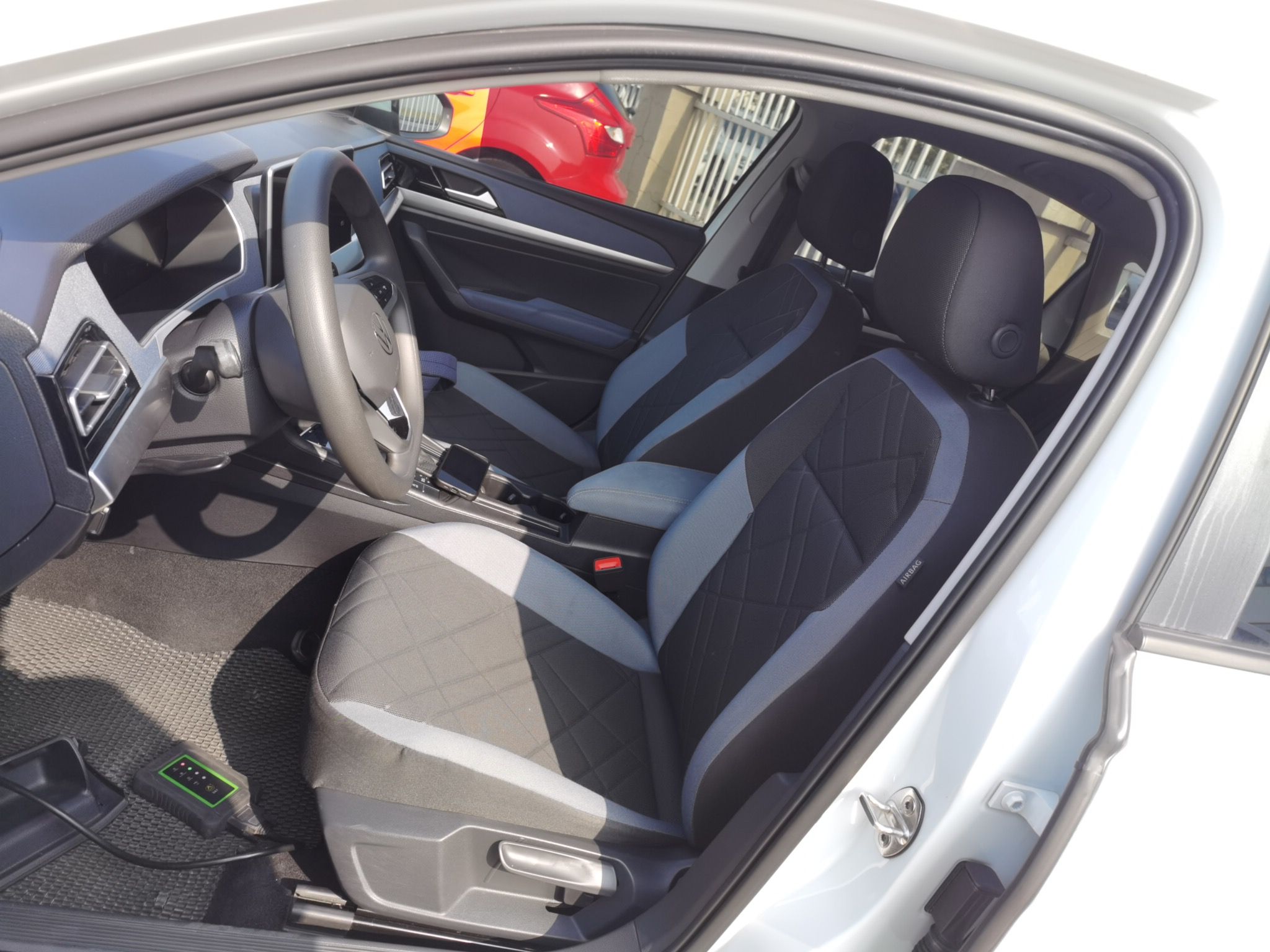 Переднее сиденье в автомобиле