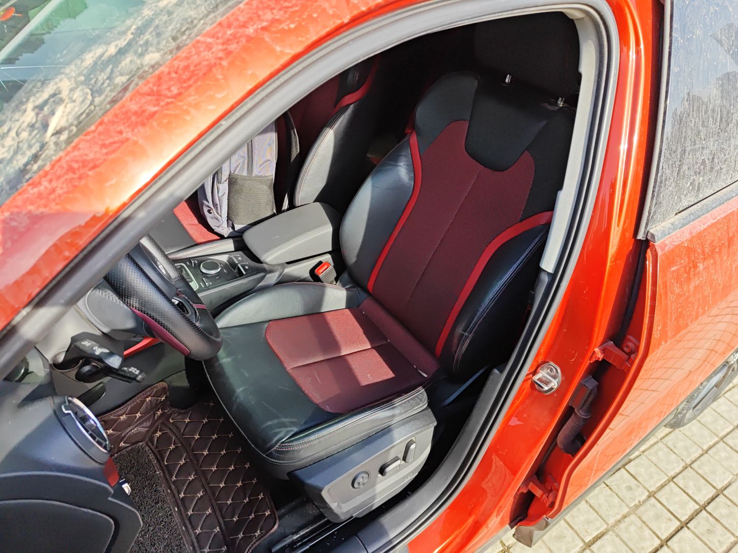 المقاعد الأمامية داخل السيارة