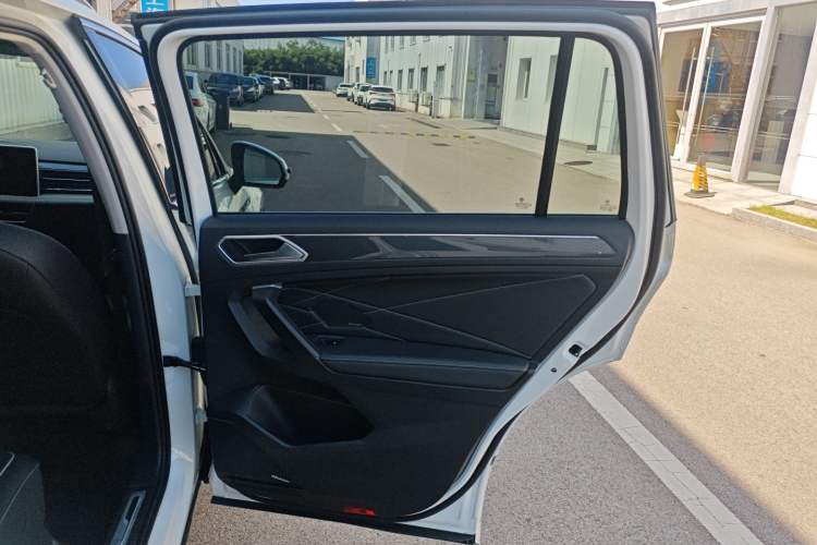 Used Volkswagen Tiguan L 2023 330TSI Automatic Two-Wheel Drive R-Line Enjoyment Edition