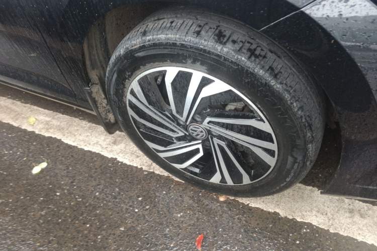 Used Volkswagen Sagitar 2021 280TSI DSG 30th Anniversary Edition Right Front Wheel Hub