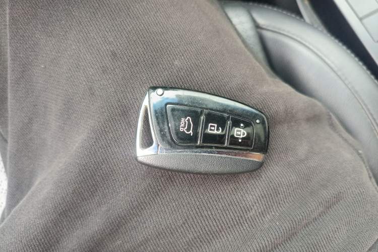 Used Hyundai Santa Fe Classic 2013 3.0L 4x4 Comfort Edition with Navigation 7 Seats Euro IV
