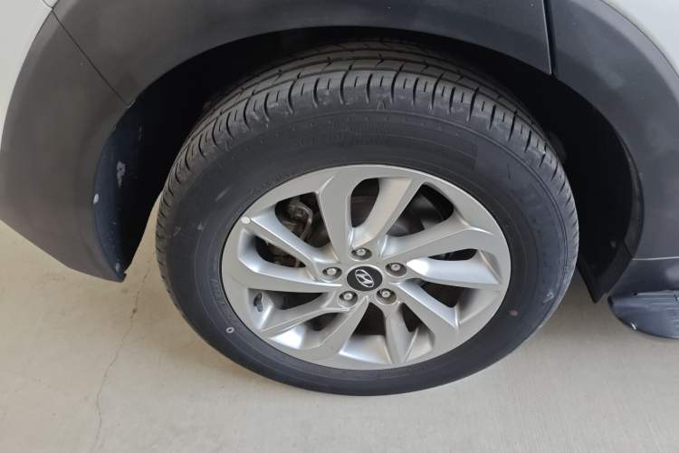 Used Hyundai Tucson 2015 1.6T Dual-Clutch Two-Wheel-Drive Smart Model Right Rear Wheel Hub
