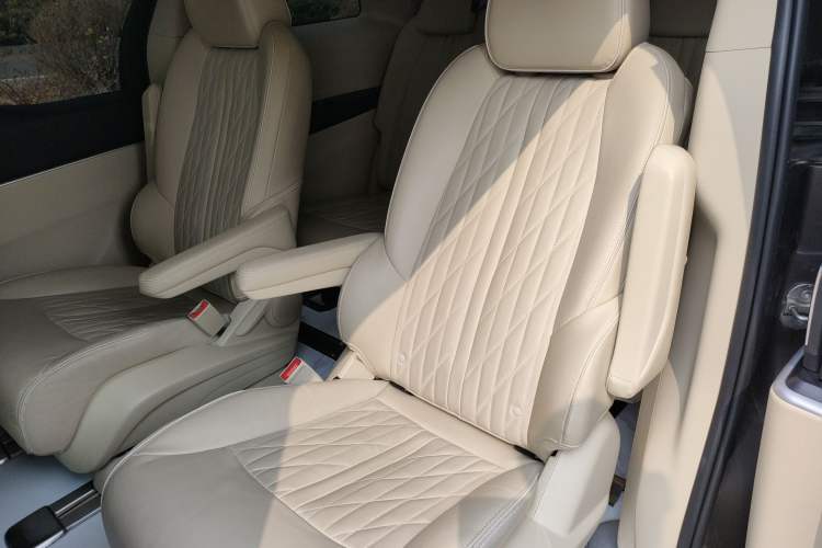 Used Buick GL8 2023 Facelifted Land Cruiser Executive Luxury Version