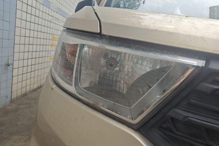 Used Wuling Hongguang V 2022 1.5L Jingqu Edition Enclosed-Window Vehicle with Hydraulic Power Steering LAR
