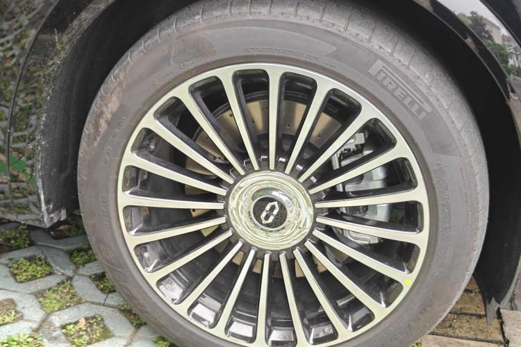 Used Hima AITO M8 2025 Extended-Range Max+ Version 53.4 kWh 5-Seater Edition Right Front Wheel Hub