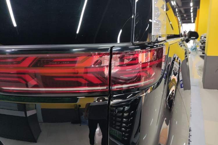 Used Denza D9 2022 DM-i 970 Four-Wheel Drive Flagship Model Right Rear Taillight