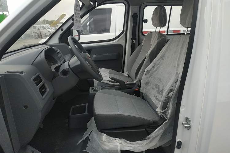 Used Wuling Yangguang 2024 300KM Comfort Version Passenger Van 75kW Left Front Seat