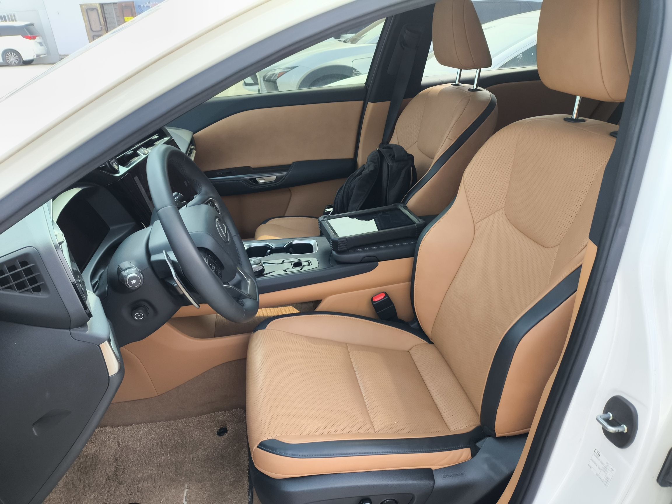 المقاعد الأمامية داخل السيارة