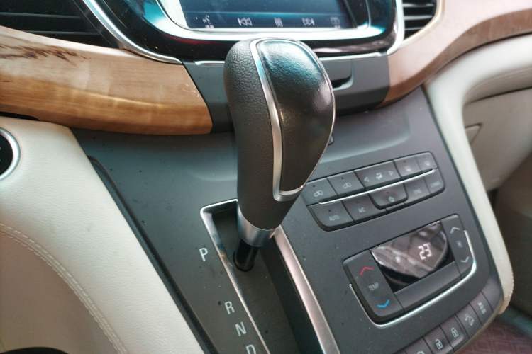 Used Buick GL8 2018 ES 28T Comfort Model China VI Standard Gear Lever