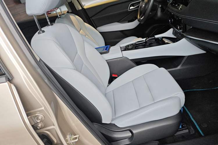 Used Nissan X-Trail 2023 e-POWER Ultra-Hybrid Dual-Motor All-Wheel-Drive Luxury Edition Right Front Seat