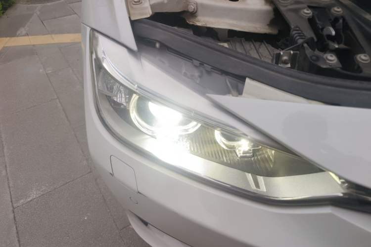 Used BMW 3 Series 2015 320i Luxury Line Stylish Edition Exterior 6