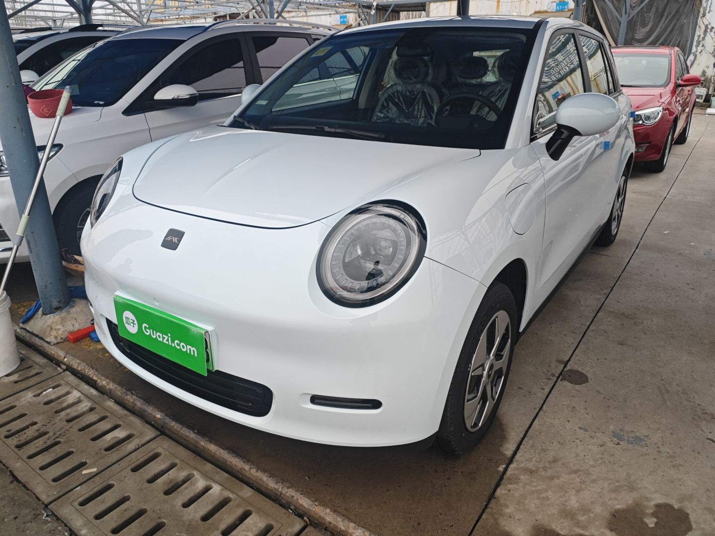 Под передней частью автомобиля