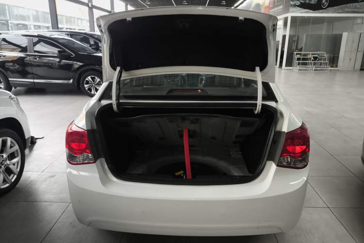 Used Chevrolet Cruze 2013 1.8L SE AT Trunk