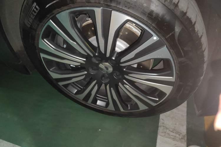 Used Nio ES8 2024 75 kWh Right Front Wheel Hub