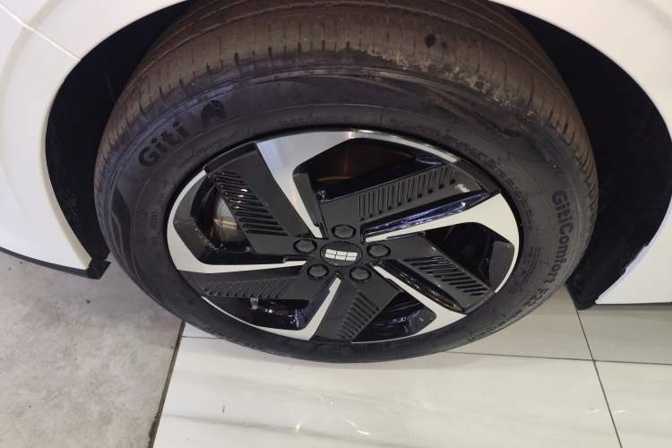 Used Geely Galaxy L6 2024 125km PLUS Dragon Edition
