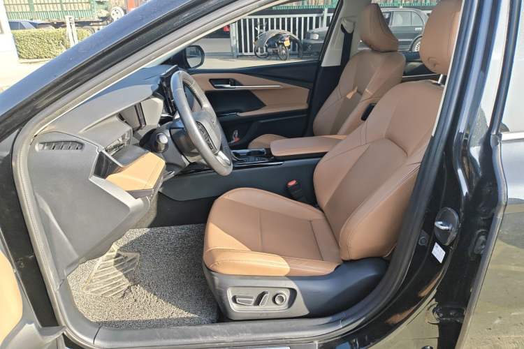 Used Toyota Camry 2024 Dual-Motor 2.0 HGVP Luxury Edition
