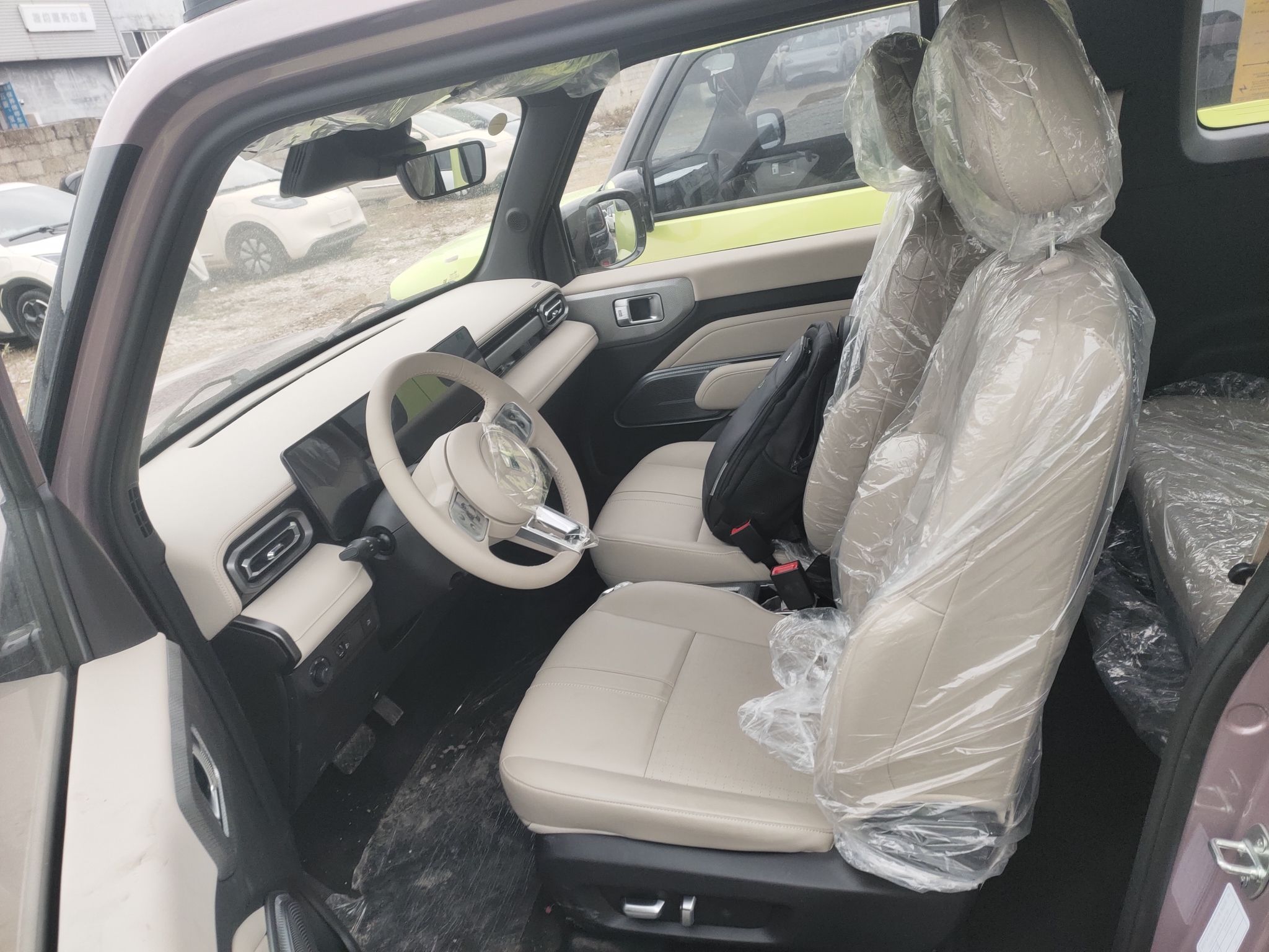 المقاعد الأمامية داخل السيارة