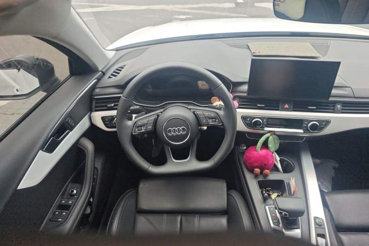 Used Audi A4L 2023 40 TFSI Luxury Dynamic Model Steering Wheel