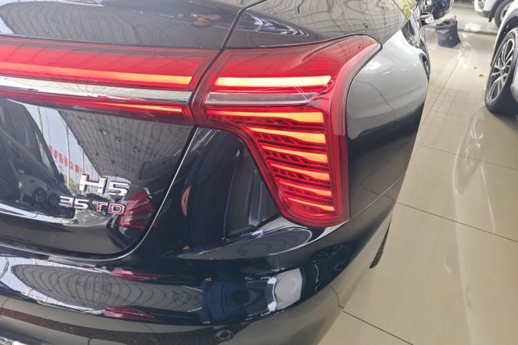 Used Hongqi H5 2025 1.5T DCT Qiyun 500 000th Unit Commemorative Edition Right Rear Taillight