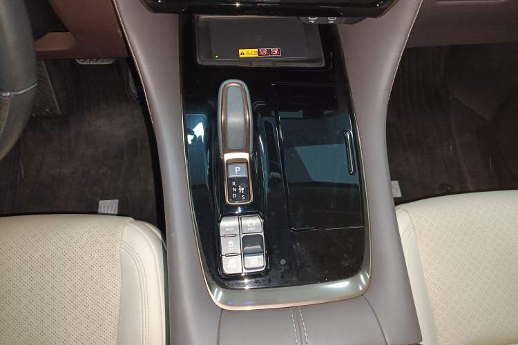 Used Toyota Vellfire 2024 Crown Dual-Engine 2.5L Ultimate Edition Gear Lever