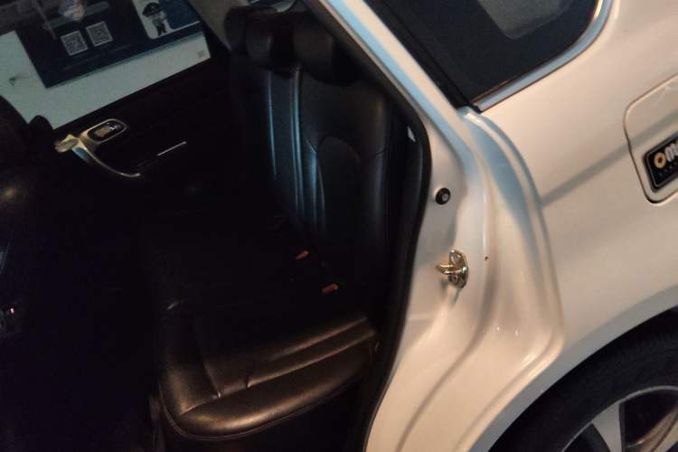 Used Haval H6 2013 Upgraded Model 2.4L Automatic Two-Wheel Drive Elite Version Left Rear Seat